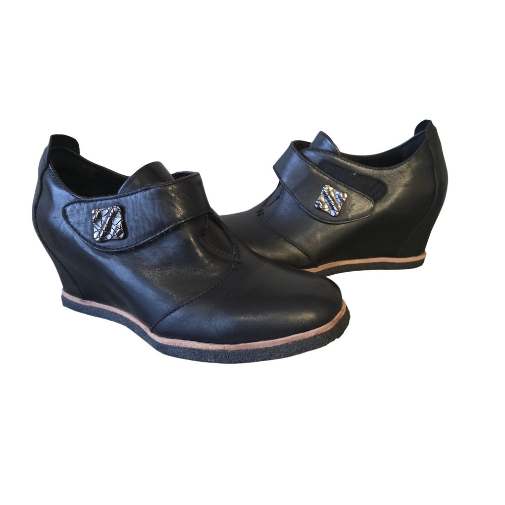 Earth Zayza Bootie Shoes Women 6 Black Leather Ankle Wedge Medallion Comfort